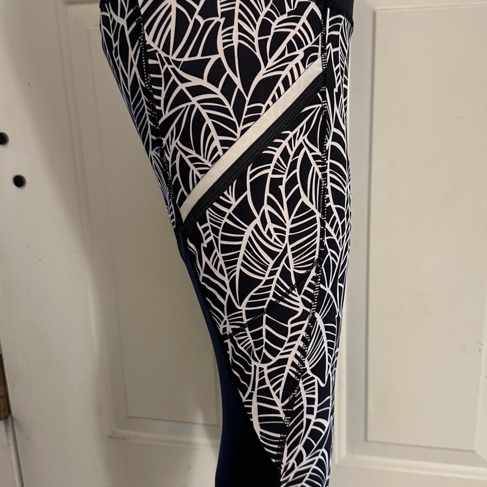 Lululemon Run a Marathon Crop II Pretty Palm Black Angel Wing Leggings Size 6 - Picture 14 of 16